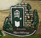 Klingelschild -Türschild mit eingebauter Messingklingel – grüne offene Tür mit Hund – 14,5 x 14 cm – sehr aufwändige Töpferarbeit – Unikat