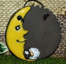 Töpfer-Türschild – Schäfchen im Mond – 9 cm – Reliefbild - dunkelbraun – Handarbeit – DISC