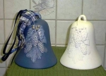Glocke  mit Zapfenmotiv – groß – 16 cm hoch – Schrühware