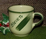 Tasse creme-weiß aus Keramik - Dekor Daniel  grün - Becher mit festem Text : Steven