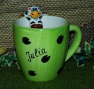 Keramik-Tasse - Becher mit Wunschname – aufgesetzte Kuh am Tassenrand und Klauen-Motive