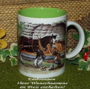 Keramik-Tasse  - Becher mit Wunschname – Rundum-Motiv: Pferd beim Hufschmied -  Tasse innen blau, nicht grün