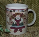 Keramik-Tasse  - Becher mit Wunschtext – Rundum-Motiv – Engel mit Herz