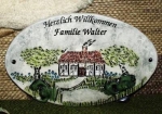 Türschild mit Haus und Fröschen – 22 x 15 cm – Schrühware