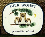 Keramik-Türschild mit Wunschtext – Relief mit blauem Rand – Eulen-Familie – 18 x 15,5 cm – Handarbeit – Restbestand