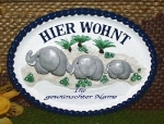 Keramik-Türschild mit Wunschtext – Relief mit blauem Rand – Elefanten-Familie – 13,5 x 10 cm – Handarbeit – Restbestand