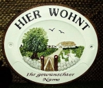 Keramik-Türschild mit Wunschtext – Relief mit braunem Rand – Bauernhof mit Gänsen - 18 x 15,5 cm – Handarbeit – Restbestand