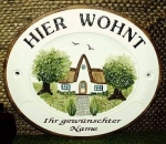 Keramik-Türschild mit Wunschtext – Relief mit braunem Rand – Friesenhaus mit Bäumen – 18 x 15,5 cm – Handarbeit – Restbestand