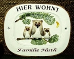 Keramik-Türschild mit Wunschtext – Relief mit braunem Rand – Eulen-Familie auf Ast – 18 x 15,5 cm – Handarbeit – Restbestand