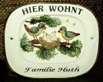 Keramik-Türschild mit Wunschtext – Relief mit braunem Rand – Vogel-Familie – 18 x 15,5 cm – Handarbeit – Restbestand