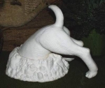 Buddelnder Hund mit Erdhaufen – Hund 20 cm hoch - Erdhaufen 25 cm Ø - Schrühware