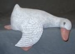 Regal-Gans – schlafend – 34 cm lang– bemalte Keramik - Handarbeit - Ihre Wünsche werden gerne berücksichtigt!