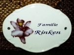 Porzellan-Türschild – Blume – 11,2 x 8,5 cm – Text: max. 3 Zeilen mit 4, 5 und 6 Buchstaben – Handarbeit – Unikat
