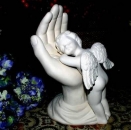 Schützende Hand mit Putte – mittel – 22,9 cm hoch – Schrühware
