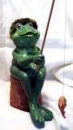 Angler-Frosch für Regal – mit Hut und Fisch (ohne Stamm) - 22,5 cm hoch - Schrühware