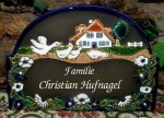 Keramik-Türschild – Vier Gänse vor Haus - Blumenrand – 24 x 17 cm – Schriftfeld braun – Handarbeit