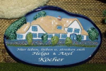 Keramik-Türschild – Haus mit Steinzaun  – 22,5 x 14 cm – Schriftfeld blau – Handarbeit