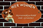 Keramik-Türschild – Eule – HIER WOHNEN (fester Text) – 17 x 9,5 cm – Schriftfeld terracotta  – Handarbeit