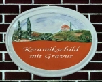 Keramik-Türschild – Kleines Haus mit Zypressen – 16 x 12,5 cm – Schriftfeld terracotta – Handarbeit