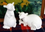 sitzende Ratte - Mr. Jacobs - 20 cm lang - rechts im Bild - Schrühware