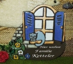 Töpfer-Türschild – Katze am Fenster – 19,8 x 19 cm - dunkelbraun – Handarbeit – DISC